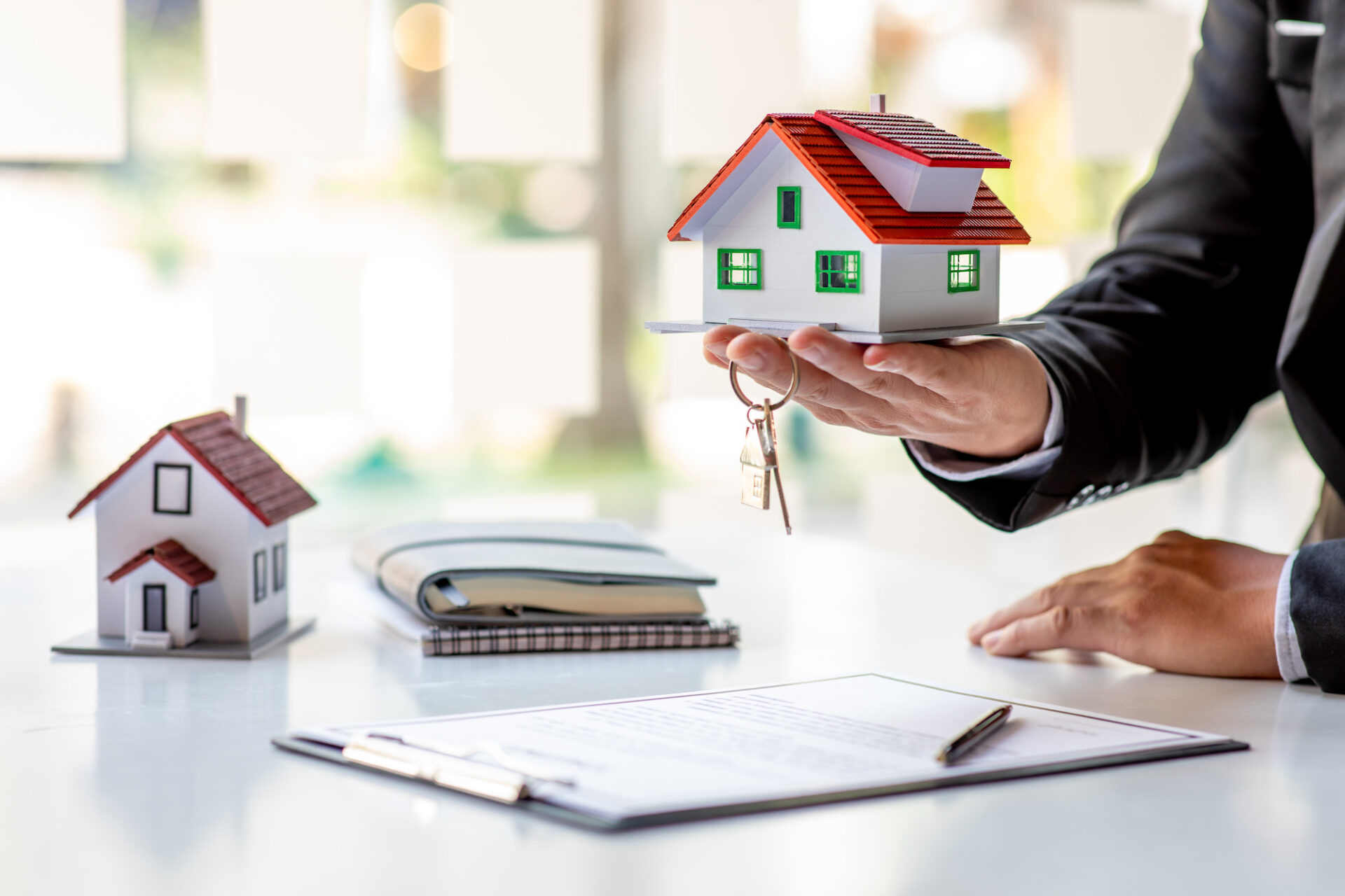 What Factors Should Businesses Consider When Selecting a Commercial Mortgage Broker in Toronto?